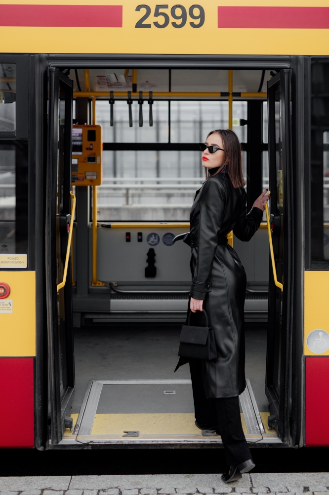 Miejska_sesja_Julii_na_dworcu_fabrycznym