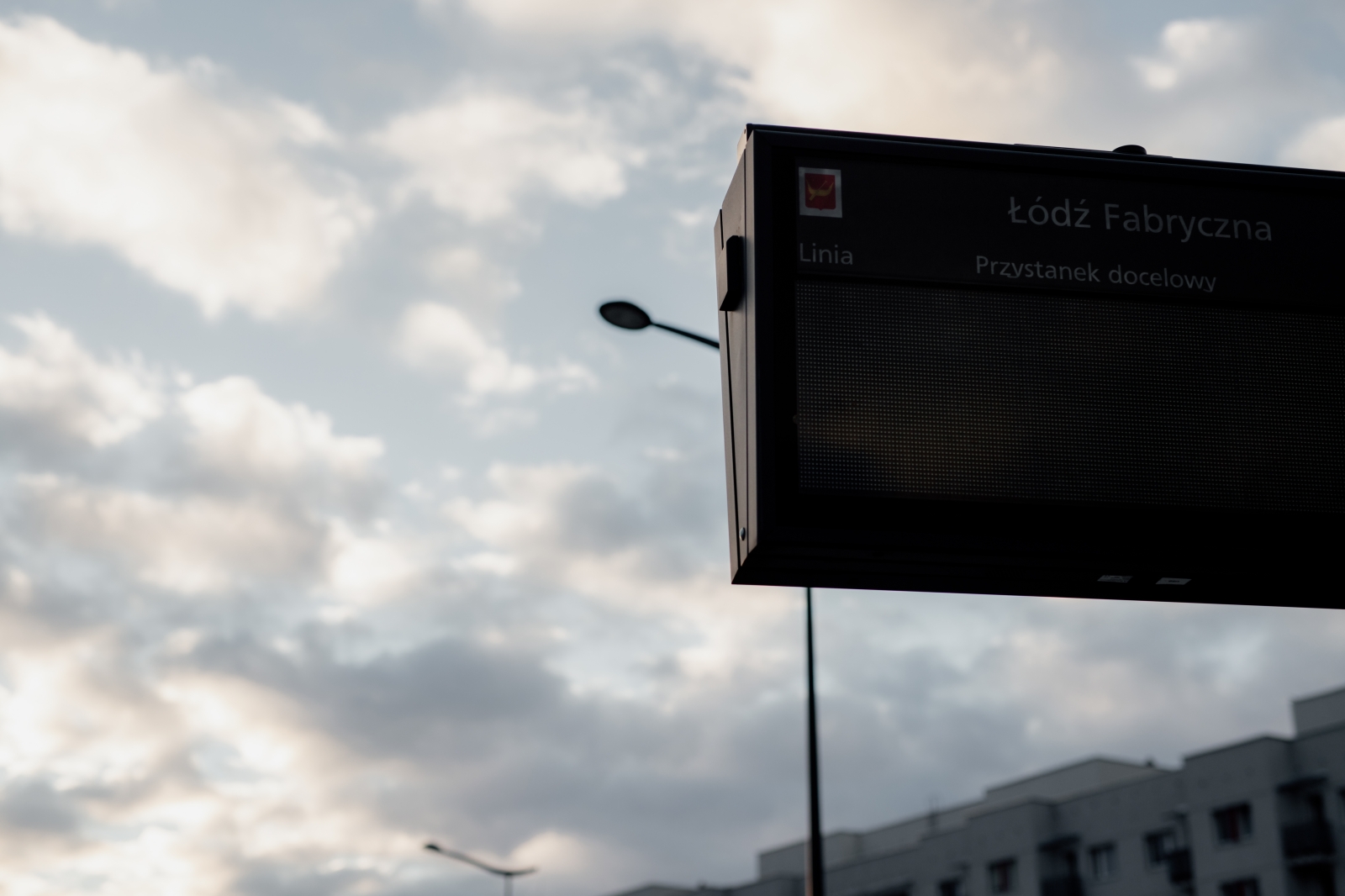 Miejska_sesja_Julii_na_dworcu_fabrycznym